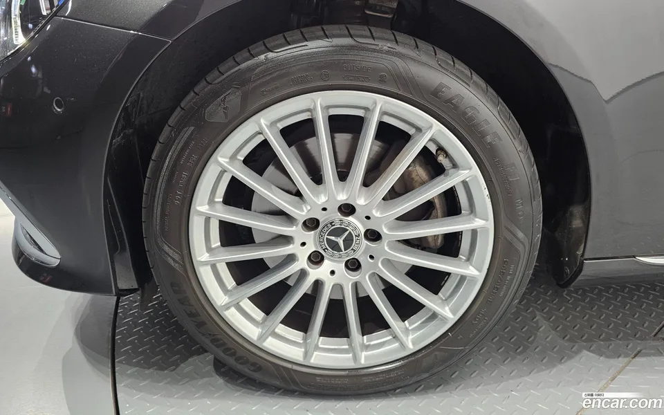Mercedes-Benz E-Class E220d 4MATIC 2022 — thumbnail 2