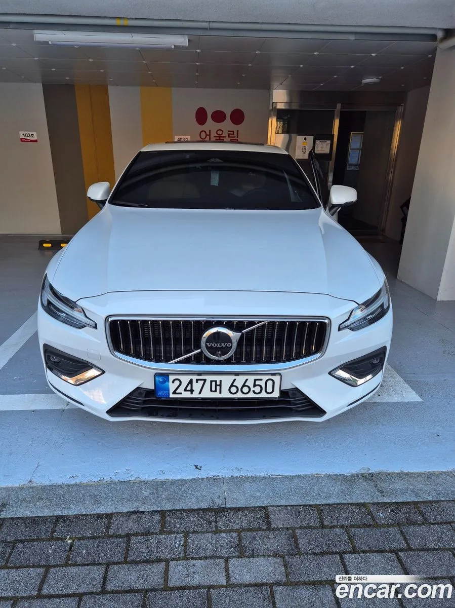 Volvo S60 B5 2023 — photo 1, buy with delivery to Moscow
