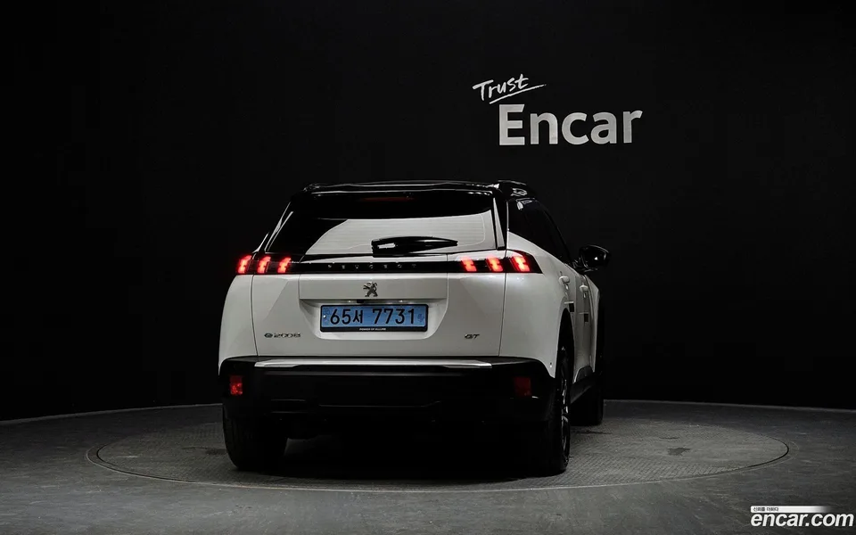Peugeot e-2008 EV GT 2023 — миниатюра 4