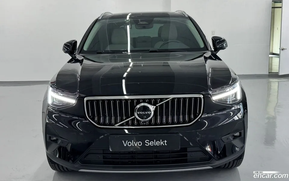 Volvo XC40 B4 2025 — thumbnail 3