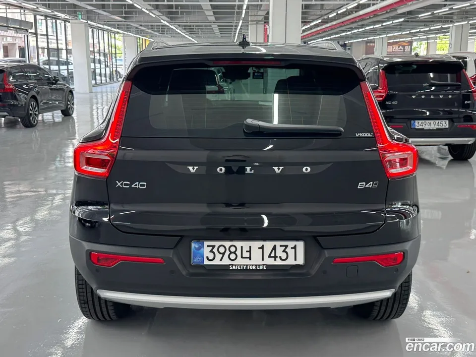 Volvo XC40 B4 2025 — thumbnail 4