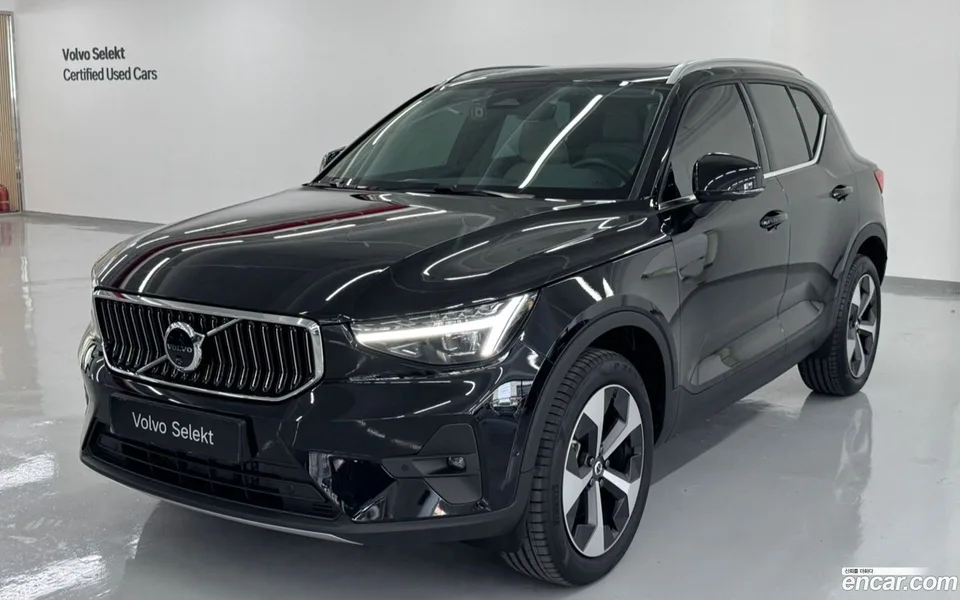 Volvo XC40 B4 2025 — photo 1, buy with delivery to Moscow