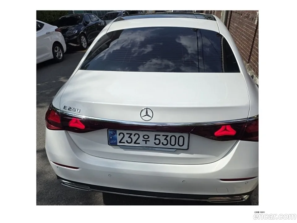Mercedes-Benz E-Class E200 2024 — thumbnail 3