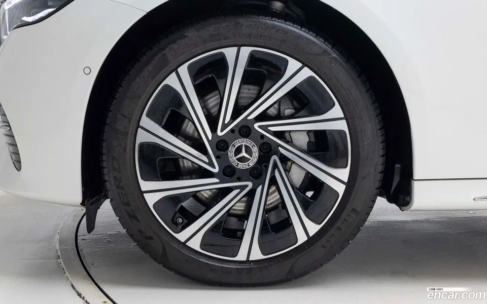 Mercedes-Benz E-Class E300 4MATIC 2026 — thumbnail 2