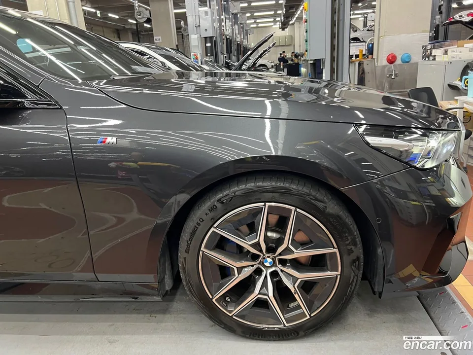 BMW 5 Series 520i M 2023 — thumbnail 2