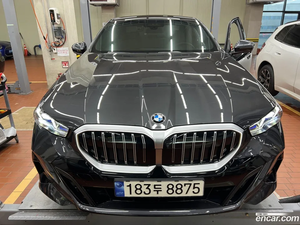 BMW 5 Series 520i M 2023 — thumbnail 3