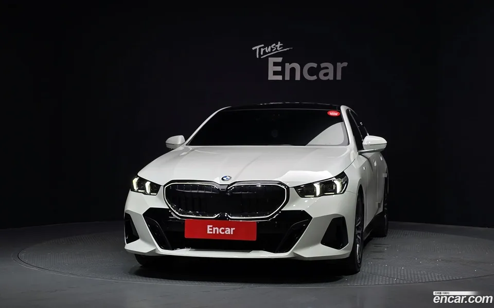 BMW 5 Series 520i M 2024 — thumbnail 3