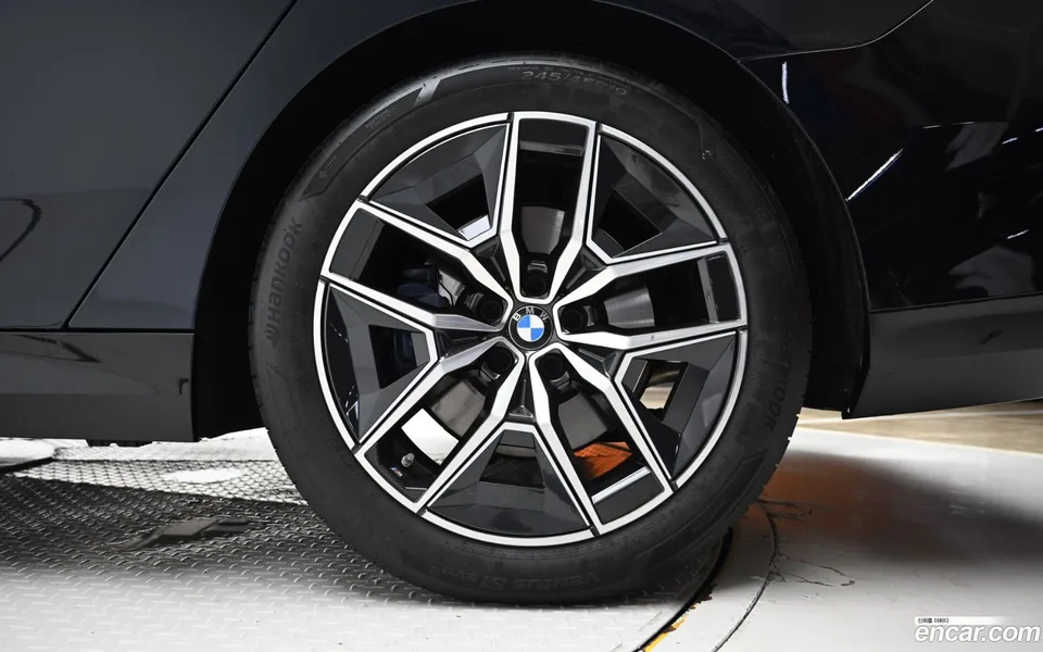 BMW 5 Series 520i M 2025 — thumbnail 2