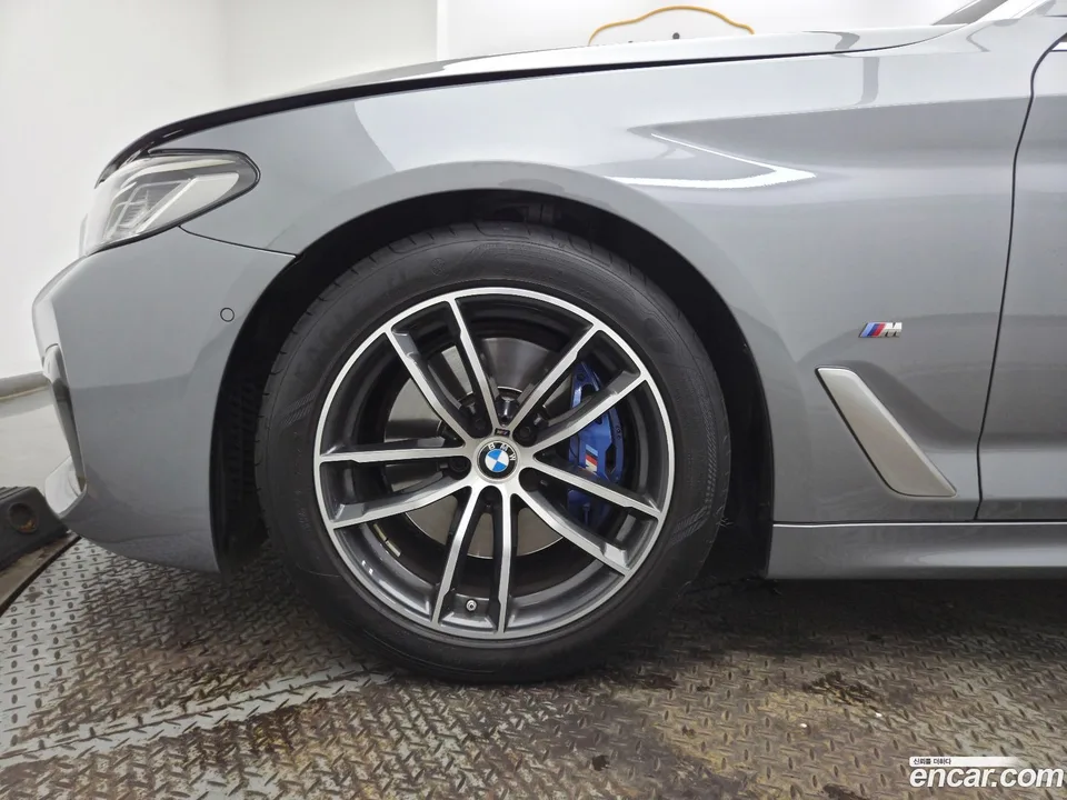 BMW 5 Series 520i M 2023 — thumbnail 2
