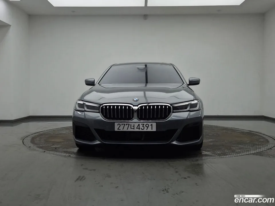 BMW 5 Series 520i M 2023 — thumbnail 3
