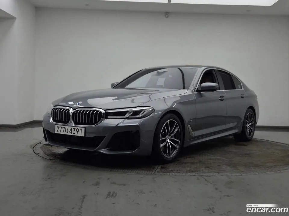 BMW 5 Series 520i M 2023 — photo 1, buy with delivery to Moscow