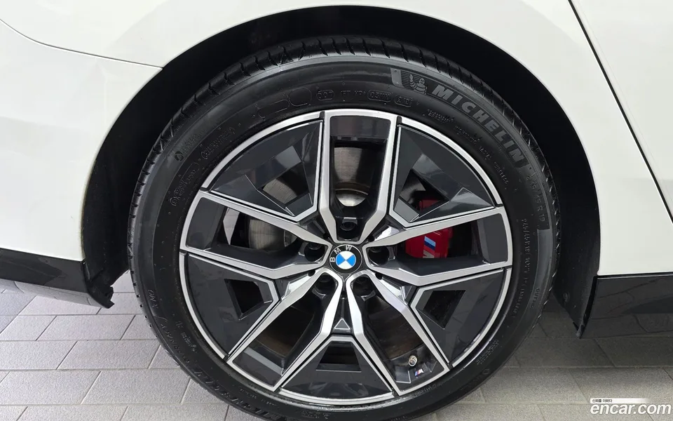 BMW 5 Series 520i 2024 — thumbnail 2