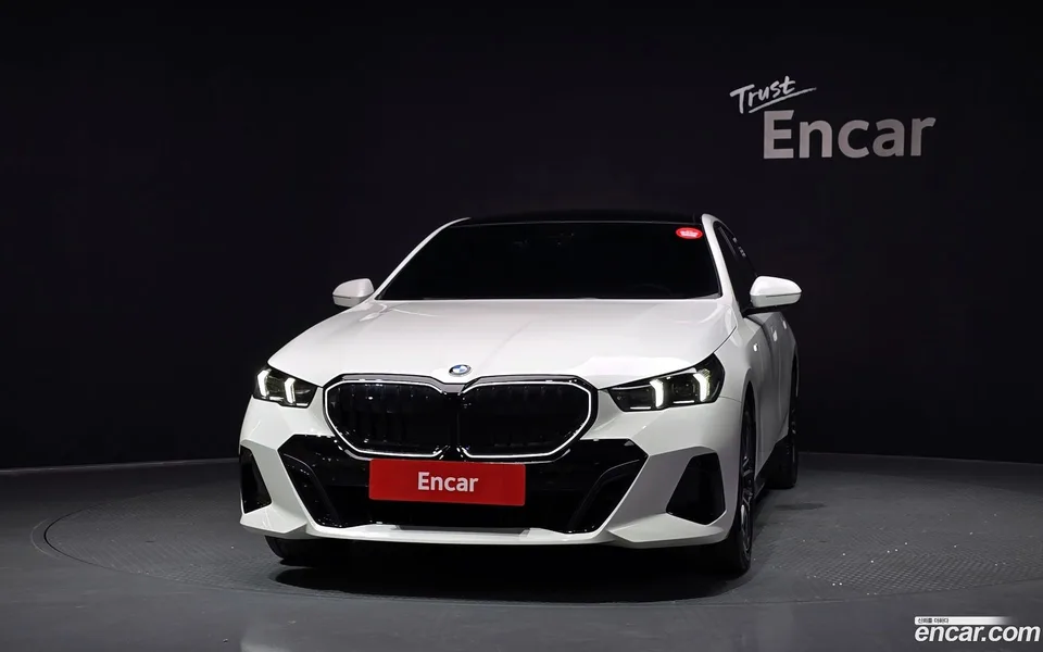 BMW 5 Series 520i 2024 — thumbnail 3