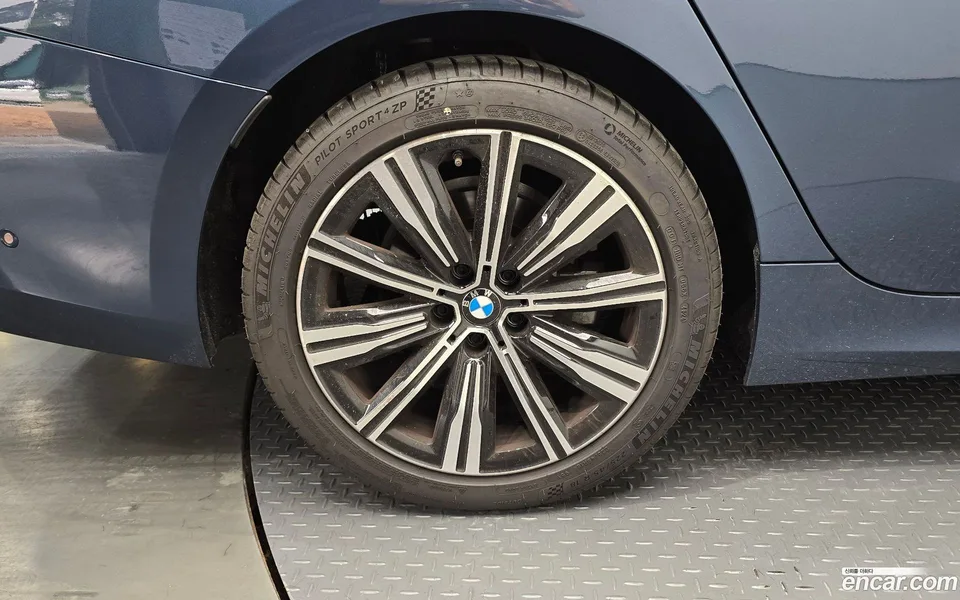 BMW 3 Series 320i 2025 — thumbnail 2