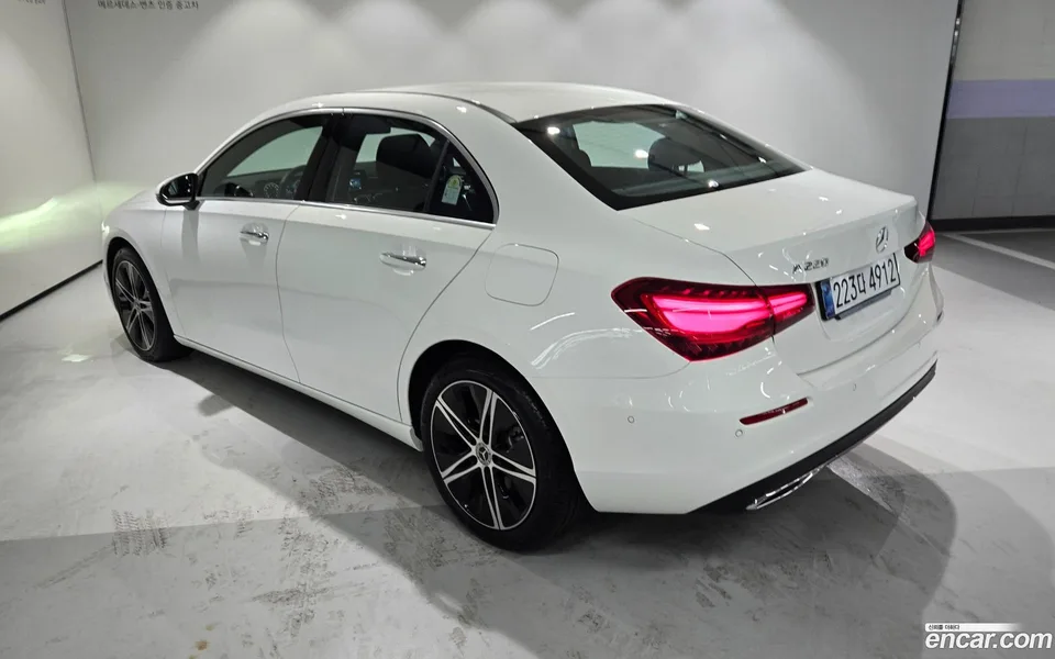 Mercedes-Benz A-Class A220 2025 — thumbnail 3