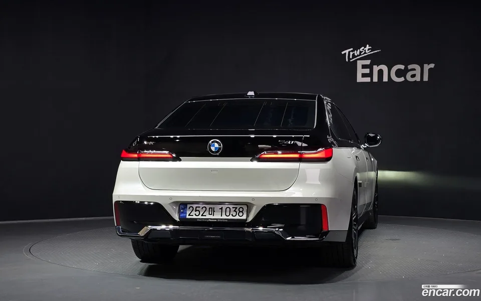 BMW 7 Series 740i xDrive M 2024 — thumbnail 4