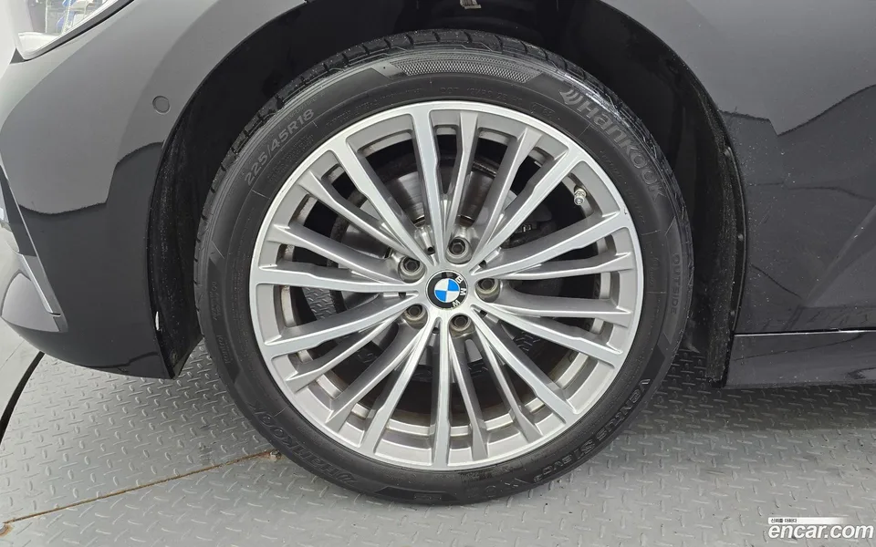 BMW 3 Series 320i 2022 — thumbnail 2