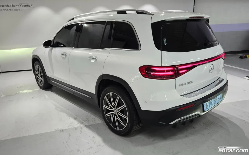 Mercedes-Benz EQB EQB300 4MATIC AMG 2025 — thumbnail 3