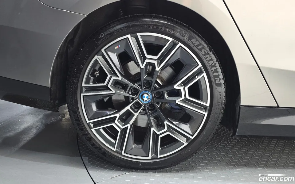 BMW 5 Series 530e xDrive M 2025 — thumbnail 2