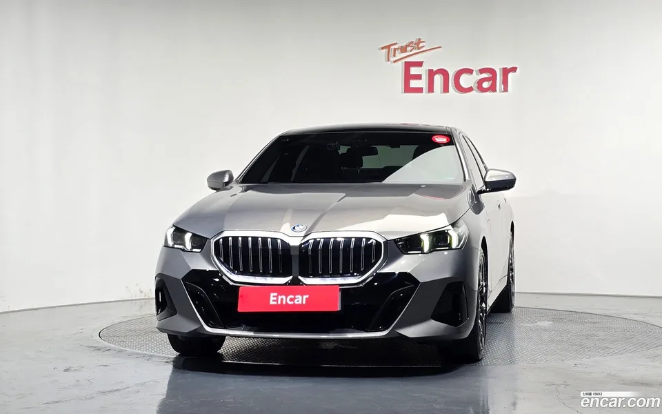 BMW 5 Series 530e xDrive M 2025 — thumbnail 3