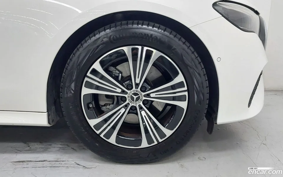 Mercedes-Benz E-Class E200 2025 — thumbnail 5