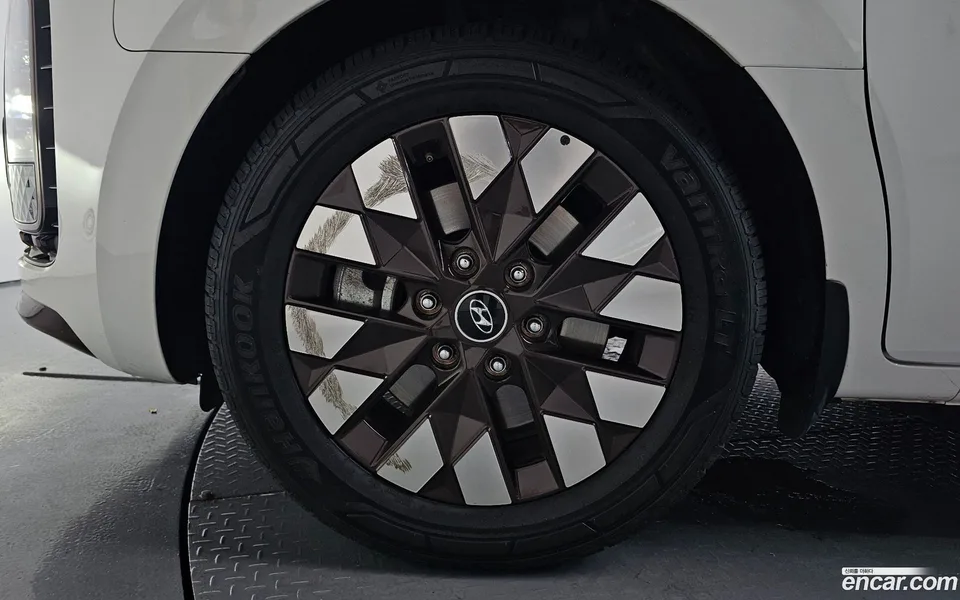 Hyundai Staria 4WD 2023 — thumbnail 2