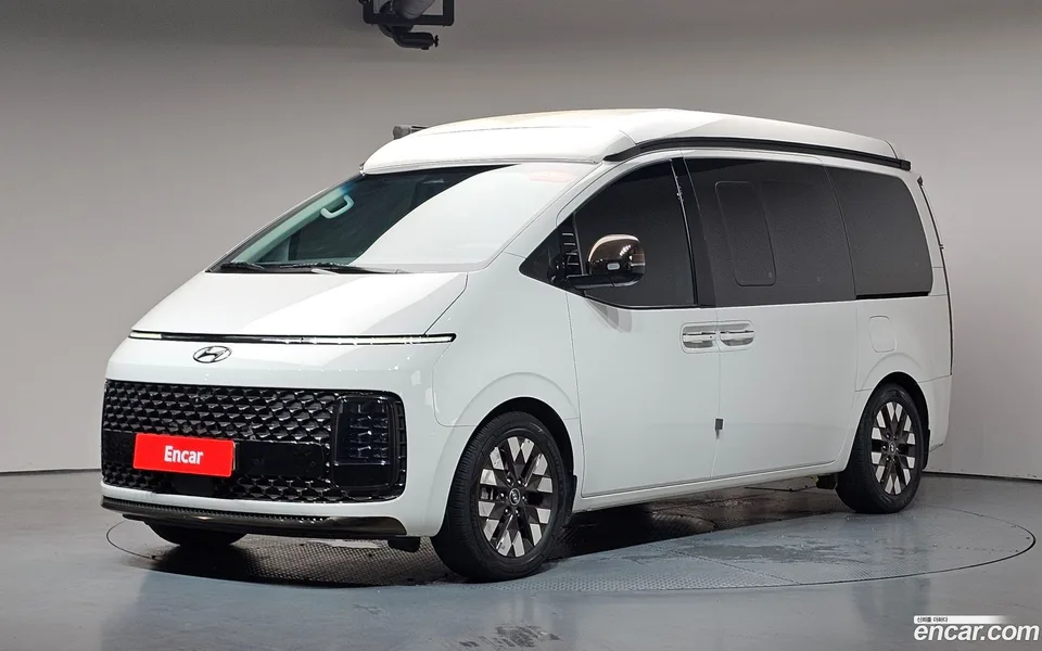 Hyundai Staria 4WD 2023 — photo 1, buy with delivery to Moscow