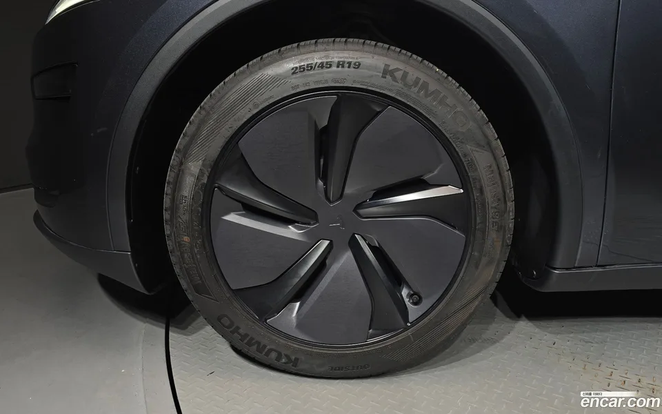 Tesla Model Y RWD 2025 — thumbnail 5