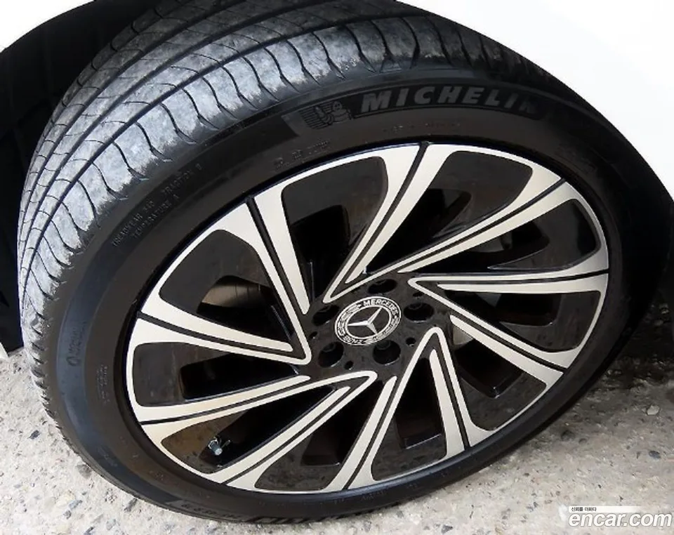 Mercedes-Benz E-Class E300 4MATIC 2024 — thumbnail 2