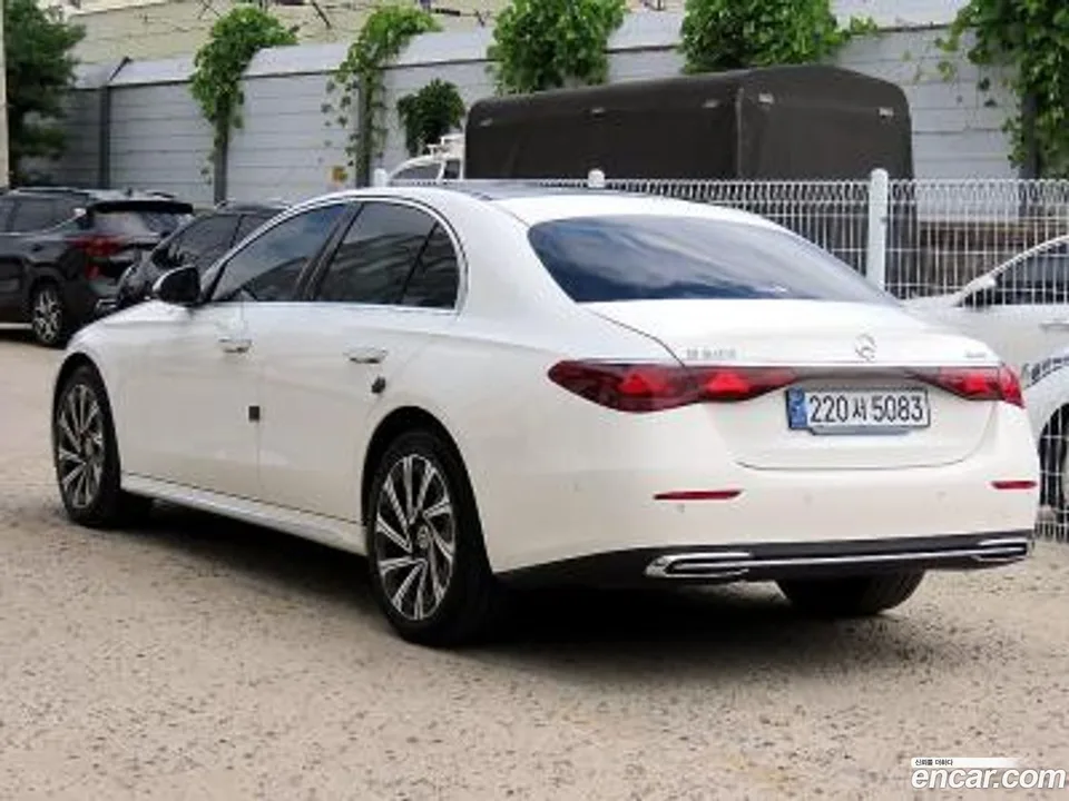 Mercedes-Benz E-Class E300 4MATIC 2024 — thumbnail 3