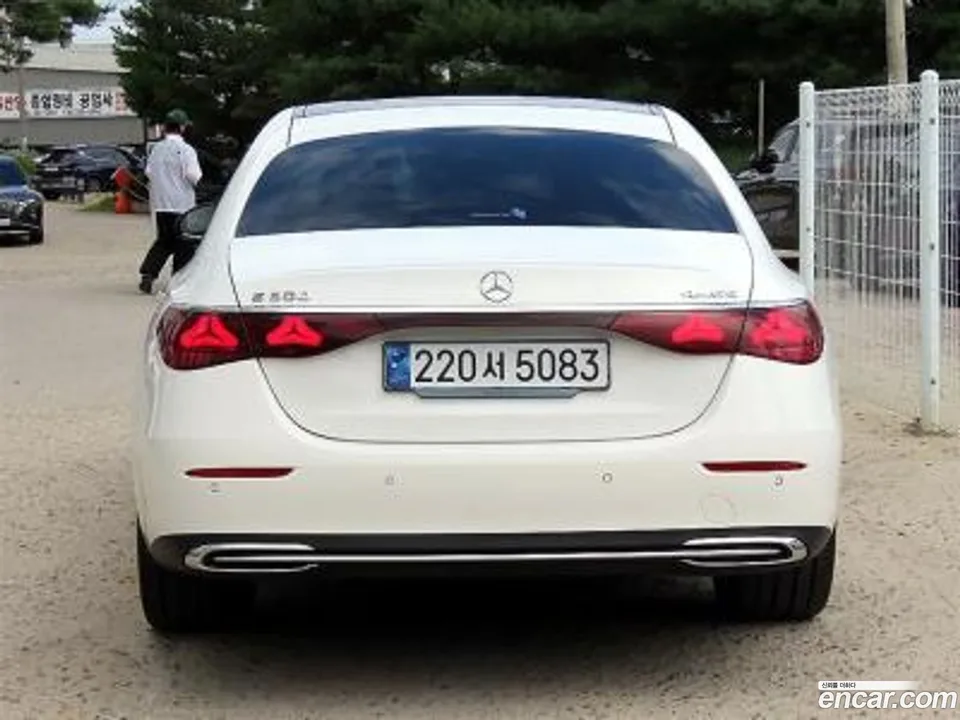 Mercedes-Benz E-Class E300 4MATIC 2024 — thumbnail 4