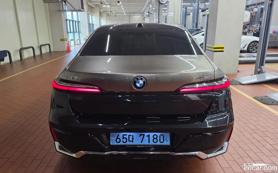 BMW i7 xDrive 60 M 2023 — thumbnail 2