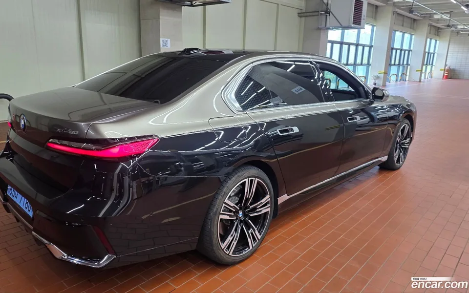 BMW i7 xDrive 60 M 2023 — thumbnail 3