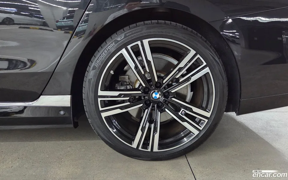BMW i7 xDrive 60 M 2023 — thumbnail 5