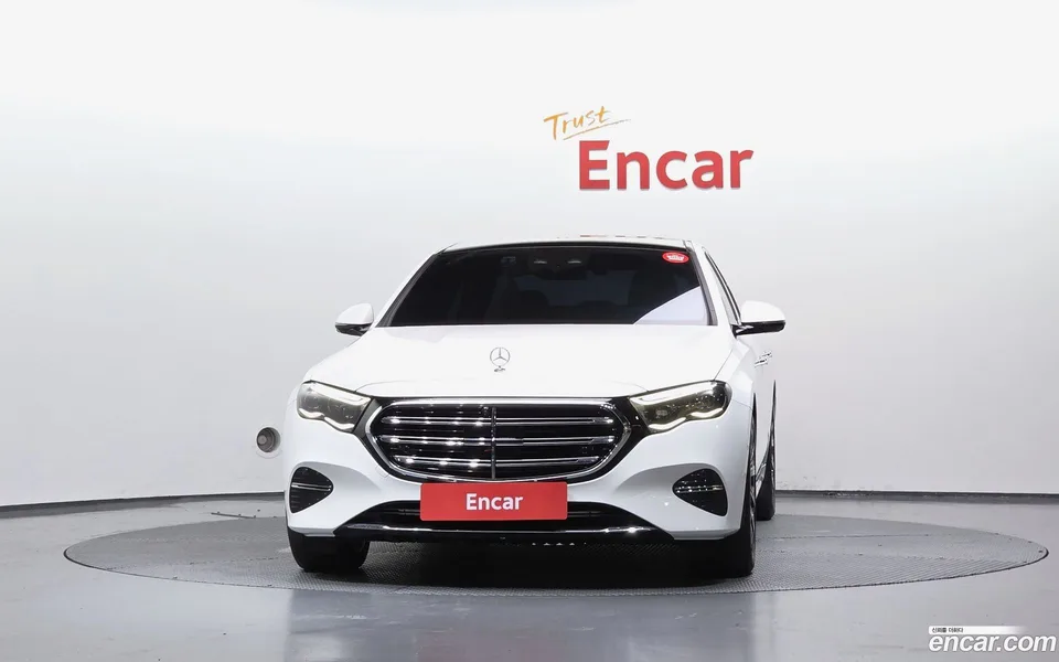 Mercedes-Benz E-Class E300 4MATIC 2024 — thumbnail 3