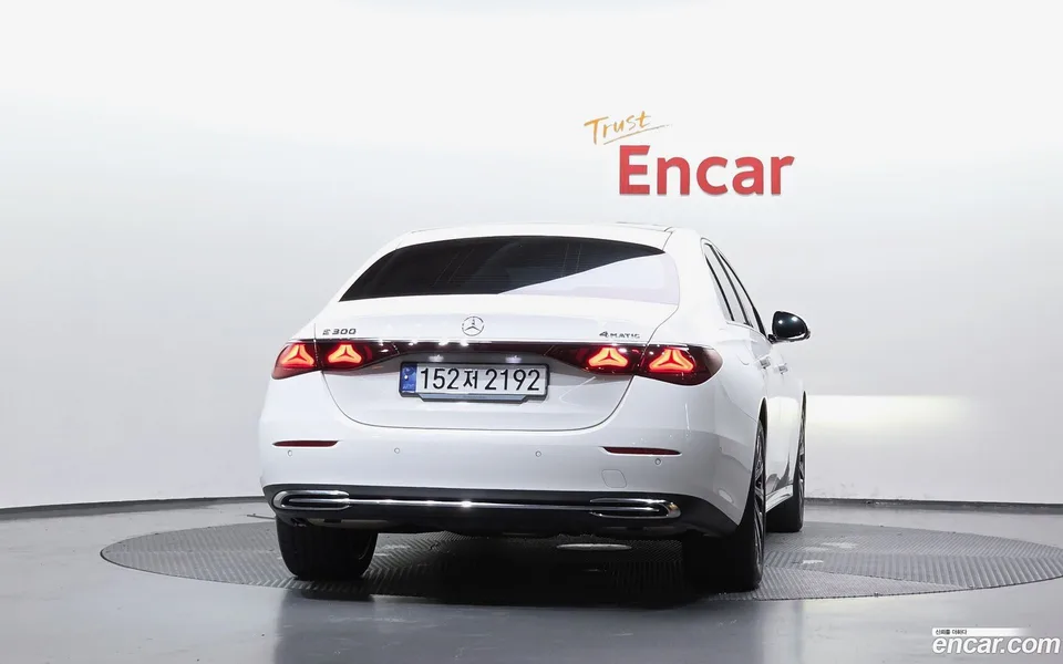 Mercedes-Benz E-Class E300 4MATIC 2024 — thumbnail 4