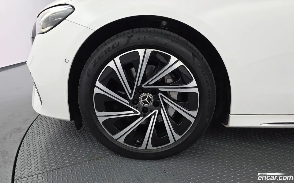 Mercedes-Benz E-Class E300 4MATIC 2024 — thumbnail 5