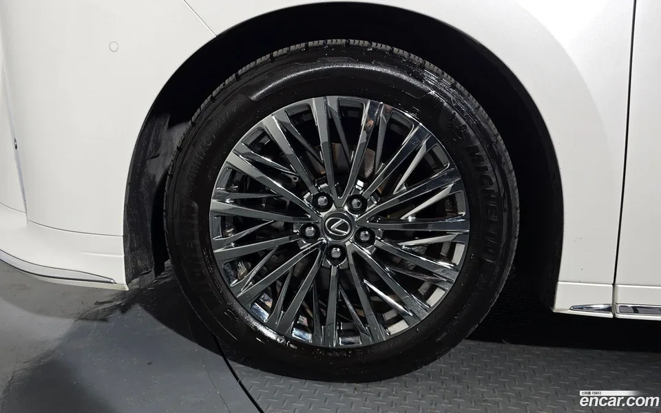 Lexus LM 500h 2024 — thumbnail 5