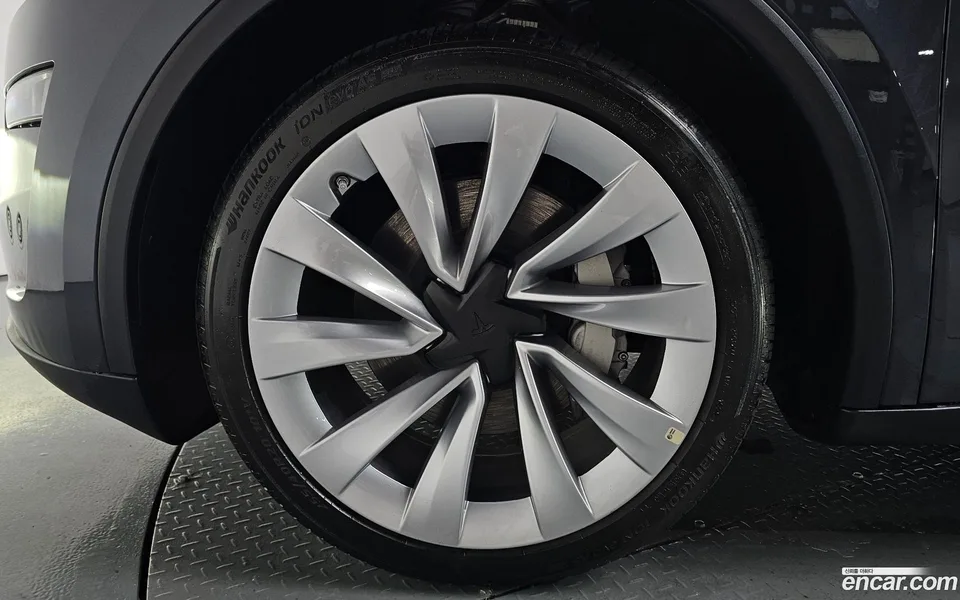 Tesla Model Y AWD 2025 — thumbnail 2