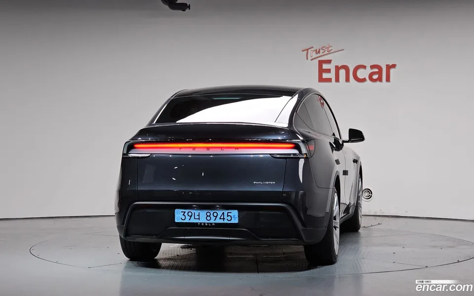 Tesla Model Y AWD 2025 — thumbnail 4