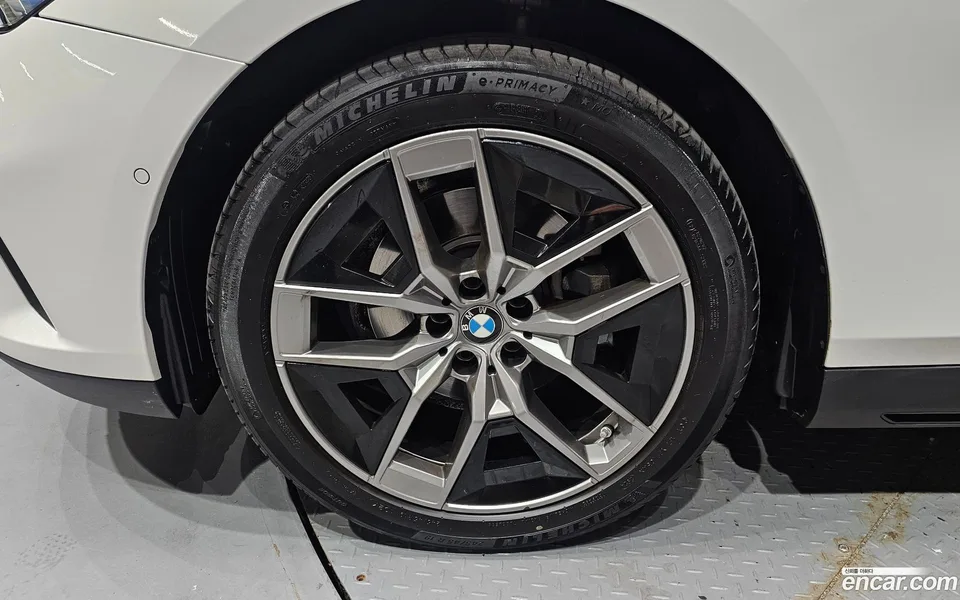 BMW 5 Series 520i 2024 — thumbnail 2