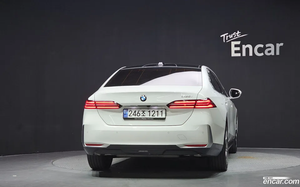 BMW 5 Series 520i 2024 — thumbnail 4