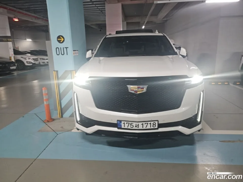 Cadillac Escalade 6.2 ESV 2023 — photo 1, buy with delivery to Moscow
