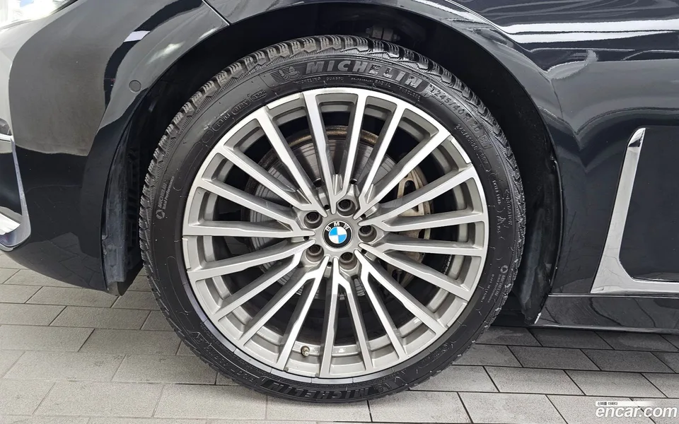 BMW 7 Series 740Li xDrive 2022 — thumbnail 2