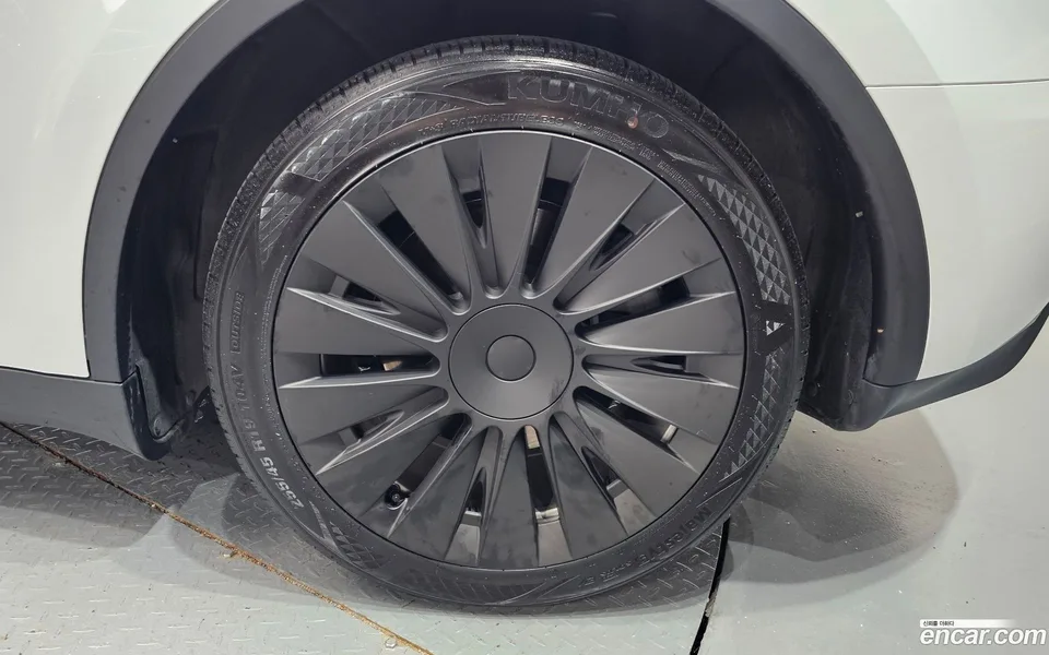 Tesla Model Y RWD 2023 — thumbnail 2