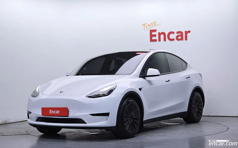 Tesla Model Y RWD 2023 — photo 1, buy with delivery to Moscow
