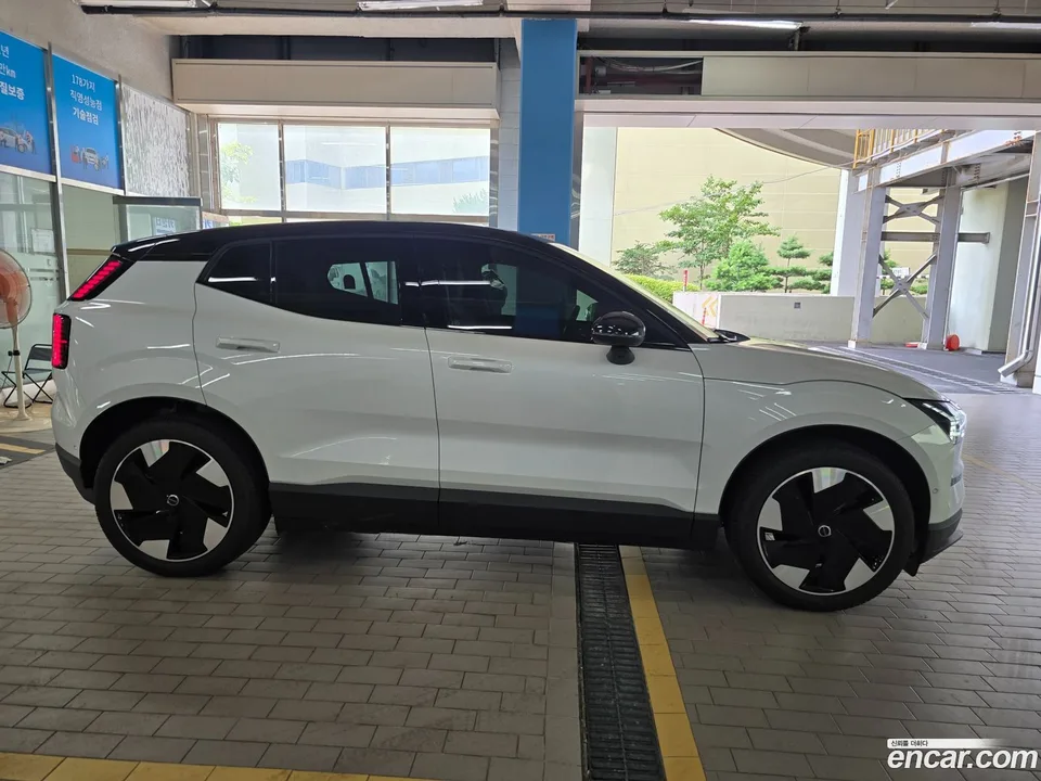 Volvo EX30 2025 — thumbnail 2