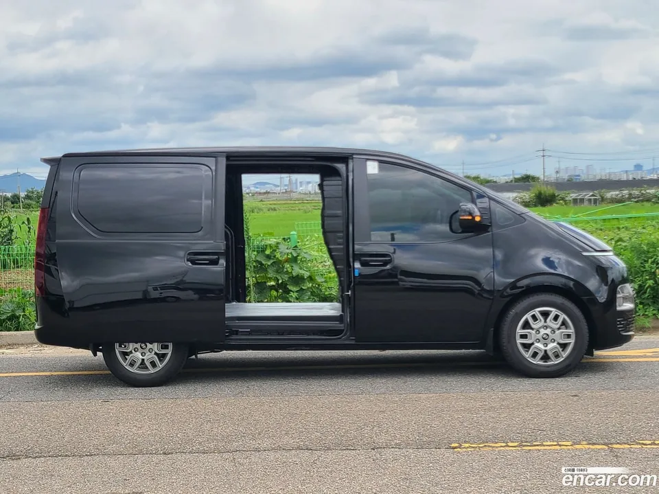 Hyundai Staria 3 2024 — thumbnail 3
