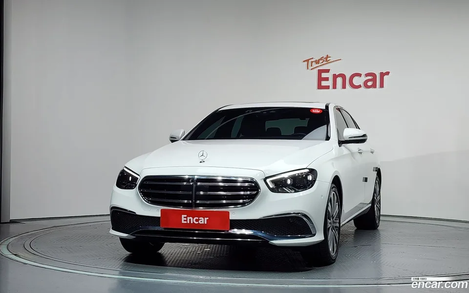 Mercedes-Benz E-Class E300e 4MATIC 2023 — thumbnail 3