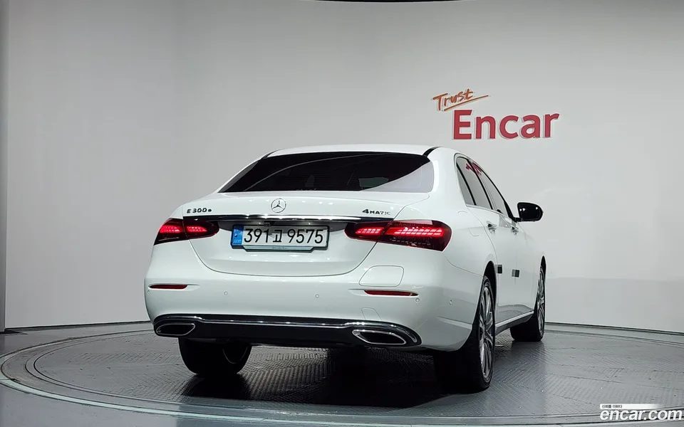 Mercedes-Benz E-Class E300e 4MATIC 2023 — thumbnail 4